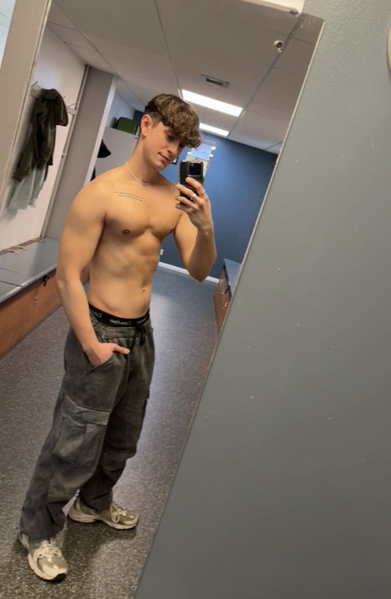 Tylerdtx7's tweet photo. Nothing beats the full body mirror ☝️

#gay #gymboy https://t.co/dLht9VRVZ5