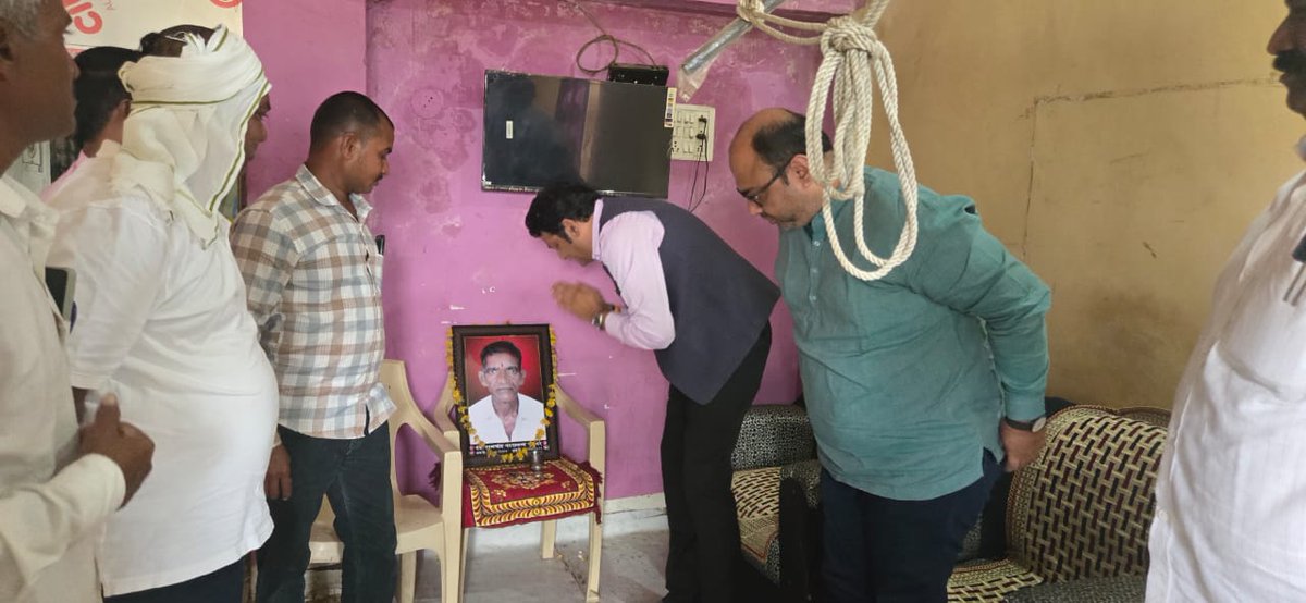 RajuPatilRaje's tweet photo. आज सुरकंडी येथे (ता. जि. वाशिम) संभाजी ब्रिगेडचे जिल्हाध्यक्ष श्री. गजाननभाऊ भोयर यांच्या वडिलांचे दुःखद निधन झाल्यानिमित्त त्यांची सांत्वनपर भेट घेतली.
#दुःखद_निधन #Bhet #सांत्वनपर_भेट #bhavpurnashradhanjali #वाशिम #WashimCity #वाशिम #RajuPatilRaje https://t.co/CYVmJpHe3t