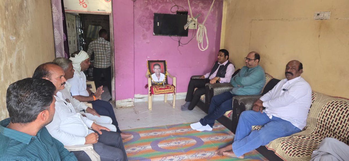 RajuPatilRaje's tweet photo. आज सुरकंडी येथे (ता. जि. वाशिम) संभाजी ब्रिगेडचे जिल्हाध्यक्ष श्री. गजाननभाऊ भोयर यांच्या वडिलांचे दुःखद निधन झाल्यानिमित्त त्यांची सांत्वनपर भेट घेतली.
#दुःखद_निधन #Bhet #सांत्वनपर_भेट #bhavpurnashradhanjali #वाशिम #WashimCity #वाशिम #RajuPatilRaje https://t.co/CYVmJpHe3t
