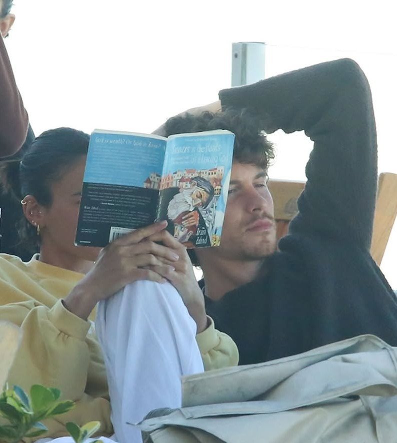 shawnmndessa's tweet photo. Shawn Mendes reading a book https://t.co/4yjmGjqllP