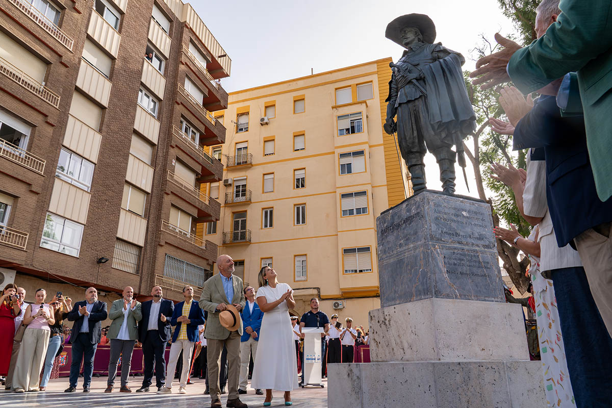 AytoCartagenaES's tweet photo. 👏Llegó el día del gran reconocimiento: @perezreverte descubre el monumento al capitán Alatriste, homenaje de #Cartagena al escritor.

Un reconocimiento a los Tercios españoles que ya se puede contemplar en la plaza Cuartel del Rey📍, frente al Arsenal Militar.

📸Las mejores imágenes en https://t.co/h8p95a7hf7