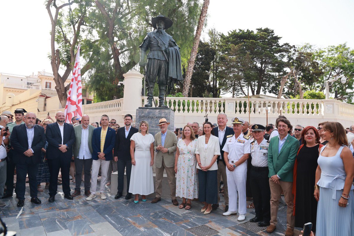 CartagenaPP's tweet photo. Con @NoeliaArroyoHer al frente, Cartagena rinde homenaje a uno de sus escritores más célebres, @perezreverte.

Alatriste, su personaje más universal, encarna el valor, el honor y el legado de los Tercios españoles.

¡Seguimos haciendo historia! https://t.co/TpZETQGIOu