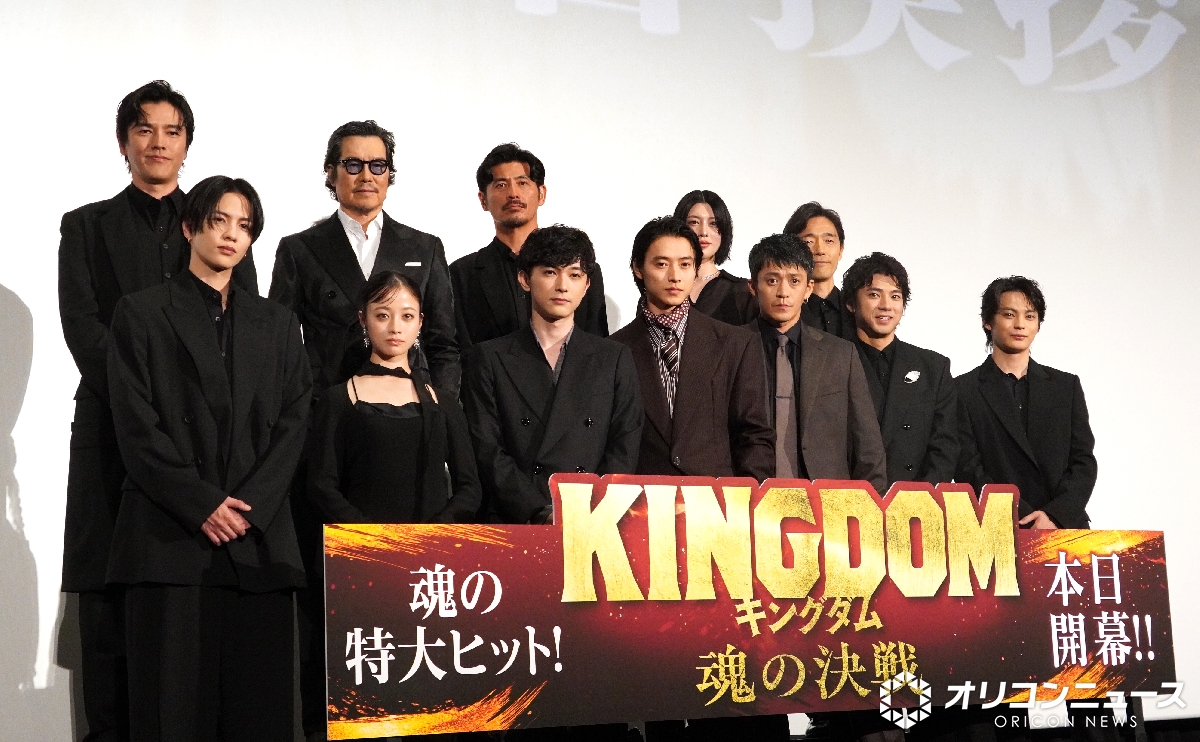 oricon's tweet photo. 🎞『キングダム 魂の決戦』
初日舞台あいさつ

吉沢亮、大先輩を前に震え止まらず💦
「僕に向かって全員跪いていて」　

『キングダム』の撮影裏語る💭
https://t.co/9H04uSEhE6

#キングダム @kingdomthemovie https://t.co/Xa1BLVShal