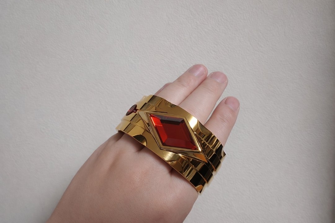 kunoa1215's tweet photo. 武醒魔導器モチーフのバングル届いたー！
カッコイイな〜、腕に着けてみ…入んないわ…
#テイルズ https://t.co/ZIAZQFD2k4