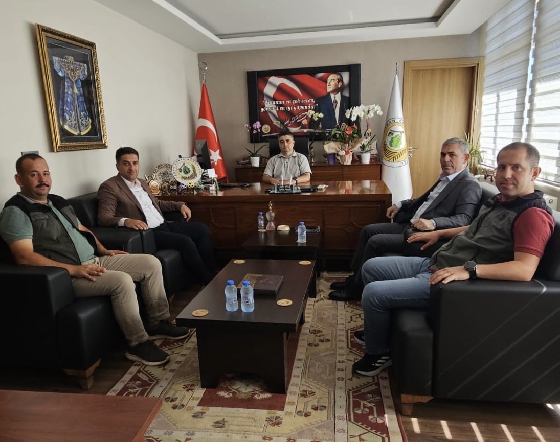 TocBirSenGM's tweet photo. 🟥 Genel Sekreterimiz Fatih Kurt ve Genel Başkan Yardımcımız Zekeriya Yazıcı 

💢 Muğla Orman İşletme Müdürü Türker Uğur’u ziyaret ettiler.

💢 Milas Orman İşletme Müdürü Emre Ünal’a ‘hayırlı olsun’ ziyaretinde bulunarak görevinde başarılar dilediler. https://t.co/k0yawIZVwi
