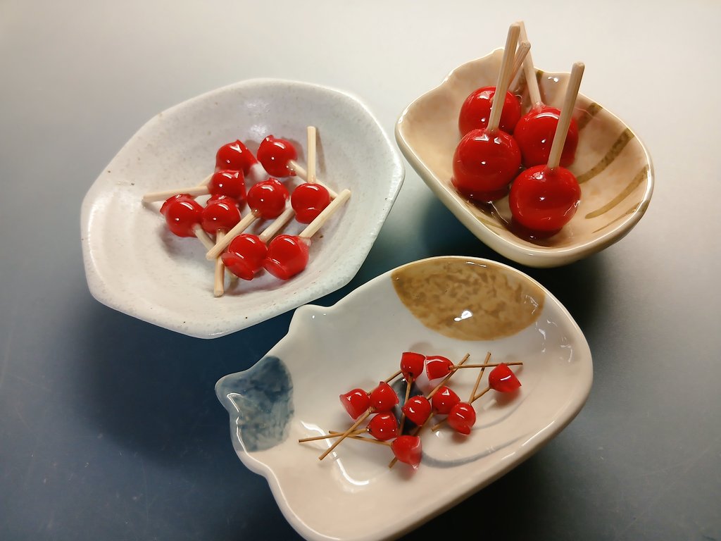 m_neko625's tweet photo. 今日の作業
ドール用りんご飴作ってます
一番小さいのがフォーチュンワンダさんやカプセルドール用
次に大きいのがねんどろいどや15cmブラインドドール用
一番大きいのがバニボニ６や1/6用のりんご飴です
フォーチュンのイベントに持っていきます✨ https://t.co/FTjR1ubPiS