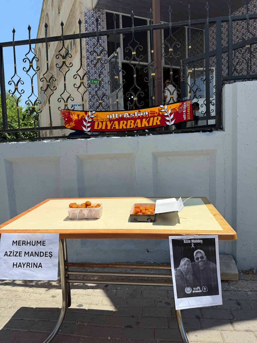 ultrAslan_DYB's tweet photo. Değerli Büyüğümüz Cahit Mandeş Ağabeyimizin kıymetli annesi Azize Mandeş hayrına lokma ikramında bulunduk.

Bu vesileyle başta Azize annemiz olmak üzere tüm ölmüşlerimizi rahmetle anıyoruz.

#uADiyarbakır
#uAYurtiçi https://t.co/at5BU1j2T4