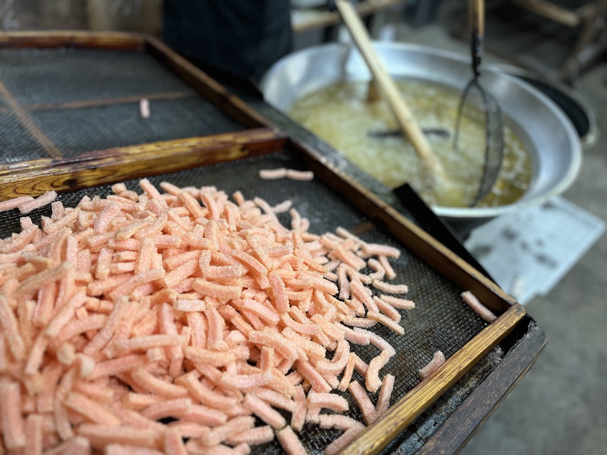 kure_arare's tweet photo. 今日は味このみに入る
二種類のフライ製品を製造！

味このみを彩る大切なひと品です！

温度が上がって暑いですが
工場には海老の良い香りが広がっています！

#味このみ #呉あられ #米菓 #広島 https://t.co/rWlcRHqsMl