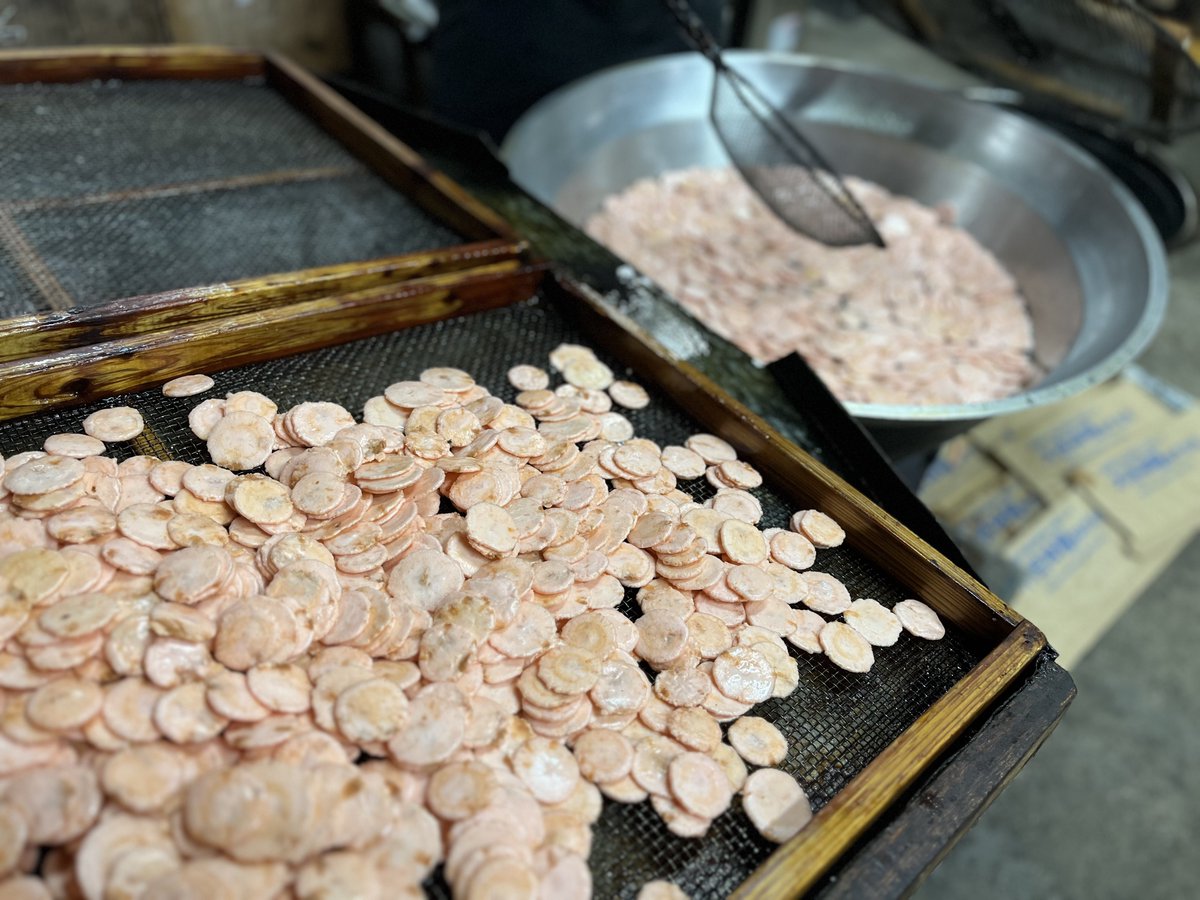 kure_arare's tweet photo. 今日は味このみに入る
二種類のフライ製品を製造！

味このみを彩る大切なひと品です！

温度が上がって暑いですが
工場には海老の良い香りが広がっています！

#味このみ #呉あられ #米菓 #広島 https://t.co/rWlcRHqsMl