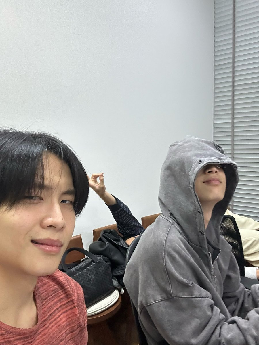 Jungyippy's tweet photo. สงสัยเพลงเพราะจนมีคนลงไปน็อค
#BUSLoverLoserEP3 https://t.co/71Gi2qEp0c