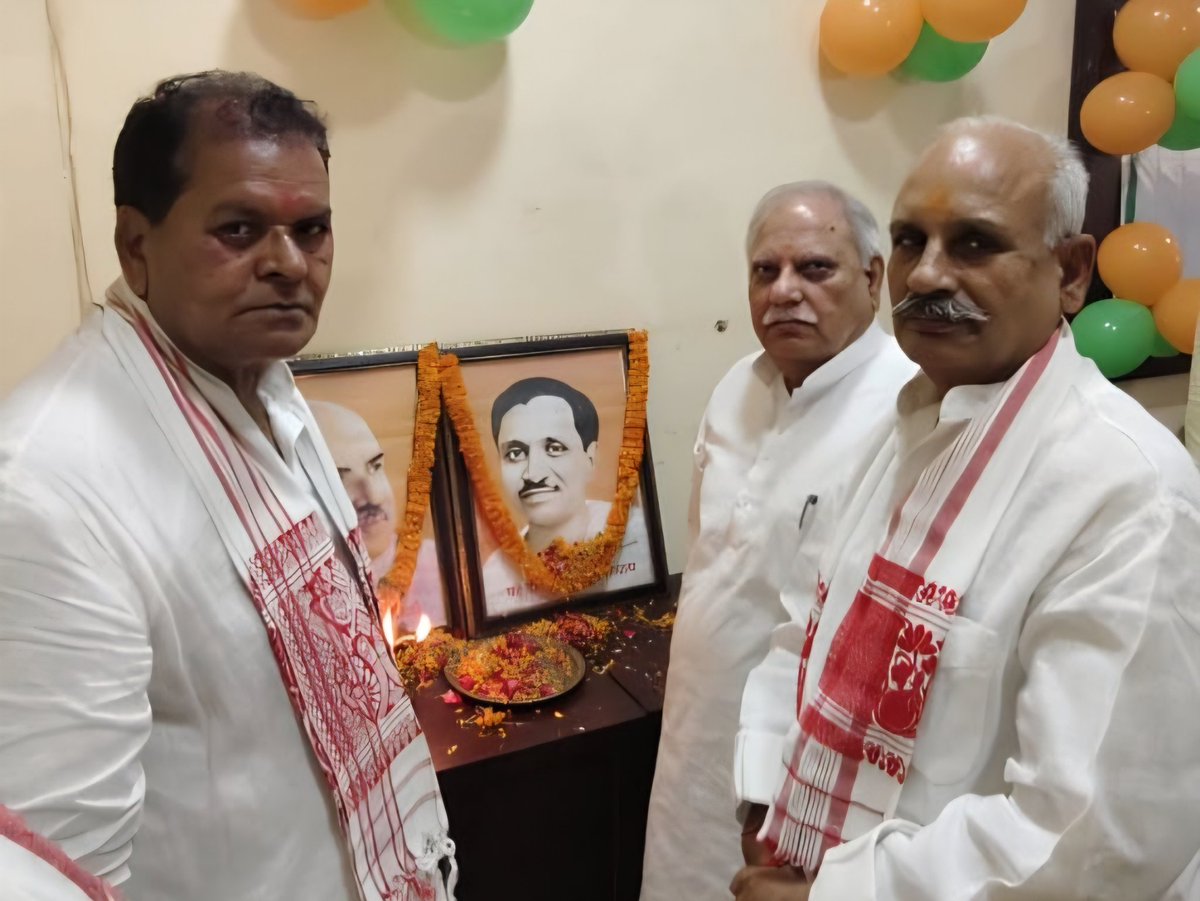 nkmishrabjp's tweet photo. आज नवनियुक्त क्षेत्रीय अध्यक्ष श्री विनोद राय जी के कुशीनगर प्रथम आगमन पर जिला कार्यालय पर भेंट कर उन्हेें अपनी शुभकामनाएं प्रेषित की।

ईश्वर से आपके उज्ज्वल एवं यशस्वी कार्यकाल की मंगलकामना है!!

#VinodRai #BJP #Tamkuhiraj #NKMishra #NandKishorMishra 

@BJP4India @BJP4UP https://t.co/lGS0ZJhAwz