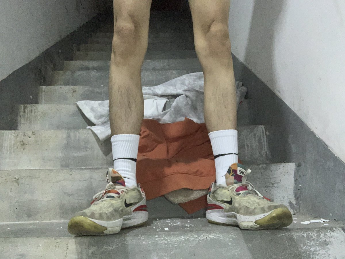Lisa071205's tweet photo. 我一天都那么多更了，涨粉还是好慢，哪个粉丝多的大佬看到转一下吧 #白袜 #男高 #鞋袜控 https://t.co/LVSJEgPZtq