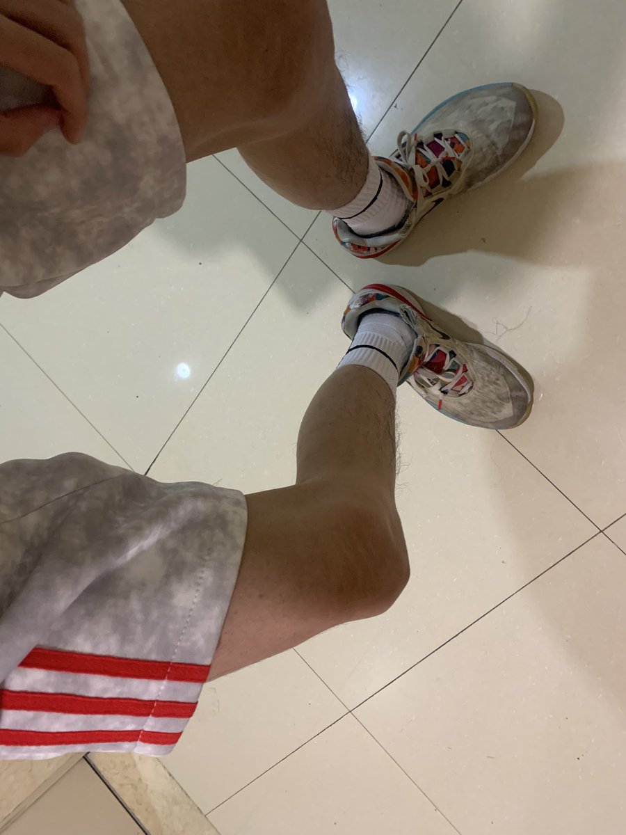 Lisa071205's tweet photo. 我一天都那么多更了，涨粉还是好慢，哪个粉丝多的大佬看到转一下吧 #白袜 #男高 #鞋袜控 https://t.co/LVSJEgPZtq