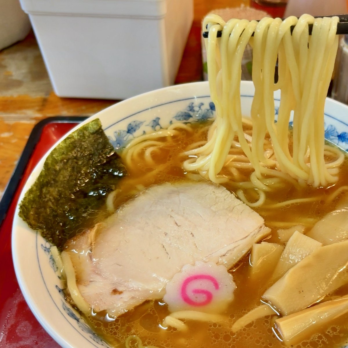 teruo_nk's tweet photo. 小金井大勝軒🍜104

小金井に用があり久しぶりに訪問。東池袋系の大勝軒ですが、ラーメン派なので中華そばをオーダー。　麺300gですが、山盛りヤサイとかデカいブタとか載ってないので何とか食べ切れるレベル🙌 魚介風味スープでツルコシ麺をひたすら味わう感じが良い、旨い👍大満足でご馳走様でした🙏 https://t.co/DOtaevNROo