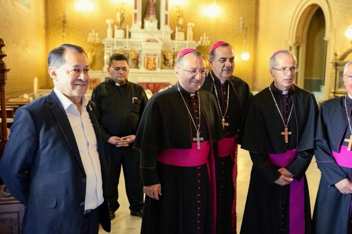 GabrielDuranOr2's tweet photo. Agradezco la invitacion de la Arquidiocesis de Leon, a la Ordenación Episcopal de Monseñor Ramón Orozco Muñoz y Monseñor Rubén de la Cruz Martínez como nuevos obispos auxiliares de la Arquidiócesis de León!! https://t.co/iKRHSwrbjE