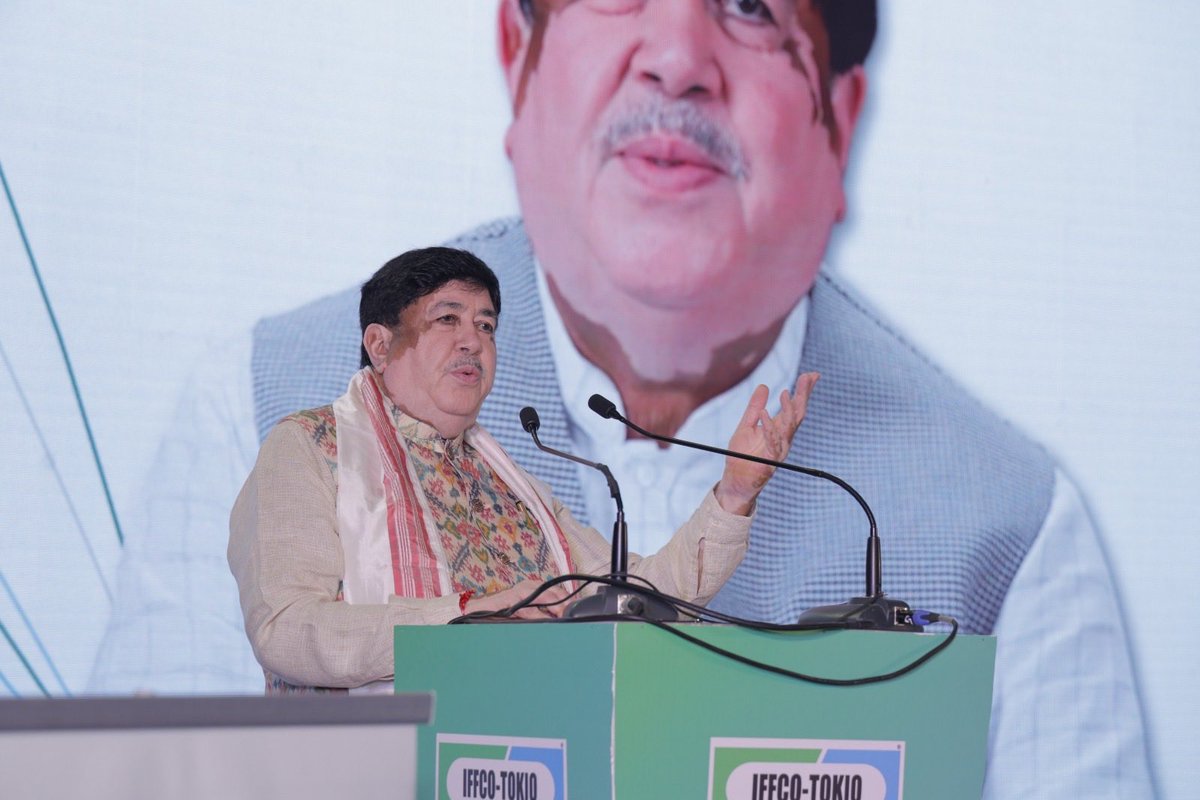 Dileep_Sanghani's tweet photo. इफको टोक्यो की सफलता किसी व्यक्ति या विभाग की नहीं, बल्कि सभी कर्मचारियों, अधिकारियों, एजेंटों और सहयोगियों की सामूहिक मेहनत, समर्पण और प्रतिबद्धता का परिणाम है।

इस प्रतिष्ठित संस्था का हिस्सा होना हम सभी के लिए गर्व और सम्मान का विषय है। हमें इस अवसर को केवल एक नौकरी के रूप में नहीं, बल्कि एक जिम्मेदारी और मिशन के रूप में देखना चाहिए।

आज हमें सरकार का भी सकारात्मक सहयोग और समर्थन प्राप्त हो रहा है, जो कंपनी की प्रगति, विस्तार और नई ऊंचाइयों तक पहुंचने में महत्वपूर्ण भूमिका निभाएगा।

उज्ज्वल भविष्य का निर्माण तभी संभव है जब हम अपने भूतकाल की गलतियों और चुनौतियों से सीख लेकर आगे बढ़ें। अनुभव हमारी सबसे बड़ी पूंजी है। हमें अतीत से प्रेरणा, वर्तमान से ऊर्जा और भविष्य के लिए स्पष्ट दृष्टि लेकर कार्य करना होगा।

@IFFCO_Coop