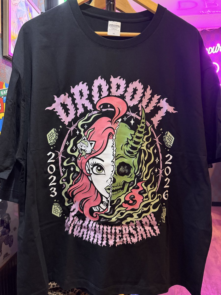 fjun_drop's tweet photo. このあと20:00より！
不純喫茶ドロップ3周年Tシャツ/TITAN GRAPHICS &amp; モジャイドス企画展「首領8大戦」Tシャツ等の販売（※8月8日から現地受け取り分）を開始します！

8月8日以降現地受注、通販も行います。 https://t.co/f8QO7dF1Fp