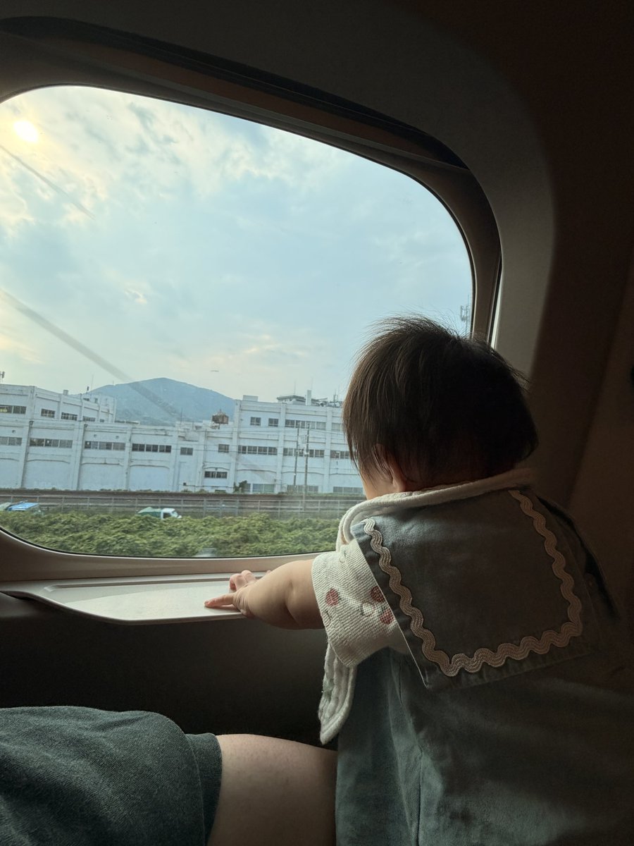 Vmonkey02's tweet photo. 景色見ずに窓に映った自分見て遊んでたなぁ〜 https://t.co/gKMOvkQbUW