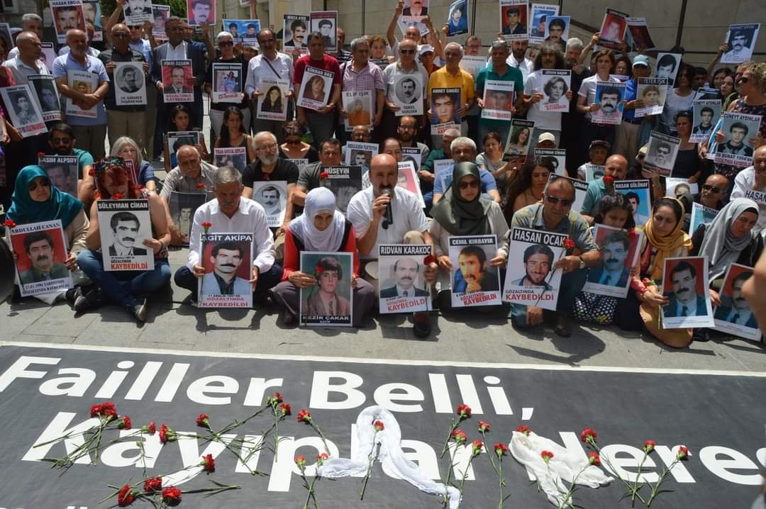 CmrtesiAnneleri's tweet photo. 40 yıldır hakikatin, adaletin ve insan onurunun yanında dimdik duran İnsan Hakları Derneği’nin kuruluş yıldönümünü yürekten kutluyoruz.

Cumartesi Anneleri olarak yıllardır aynı çatının altında, aynı vicdanın ve aynı umudun gücüyle yürüdük. En zor zamanlarda yanımızda duran, sesimize ses, mücadelemize omuz olan İHD, yalnızca bir insan hakları kurumu değil; dayanışmanın, cesaretin ve ortak hafızanın da adıdır.

İyi ki varsın İHD.

Hakikati aramaktan, adaleti savunmaktan ve dayanışmayı büyütmekten vazgeçmeyen 40 yıllık mücadelen, hepimize umut olmaya devam etsin.

#İhd40Yaşında
