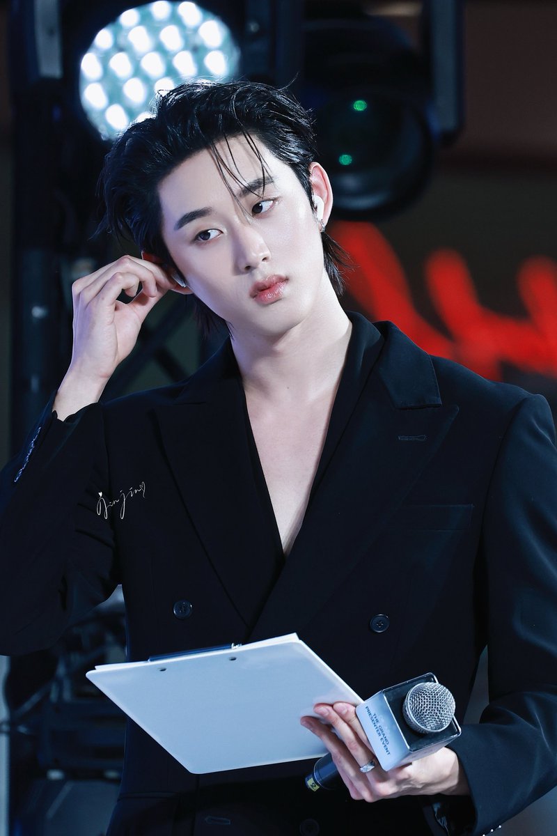 cjin8747's tweet photo. Cute~~~

EST OUR NEW PRESENTER
#DRAllyxEst #est_rvp
#DRAllyTheGrandPresenterxEst https://t.co/0emn9OMLGF