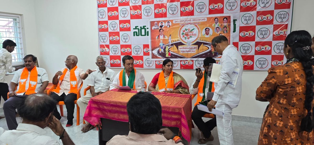BJP4Andhra's tweet photo. పశ్చిమ గోదావరి జిల్లా భీమవరం పార్టీ కార్యాలయంలో జనతా వారధి కార్యక్రమంలో భాగంగా వివిధ ప్రాంతాల నుంచి వచ్చిన ప్రజలు తమ సమస్యలను బిజెపి నాయకుల దృష్టికి తీసుకువచ్చారు. ఈ సందర్భంగా వారి నుంచి అర్జీలు స్వీకరించి వాటిని సంబంధిత అధికారులతో సమన్వయం చేసి పరిష్కరించేందుకు కృషి చేస్తామని హామీ ఇచ్చారు.

#JanataVaradhi