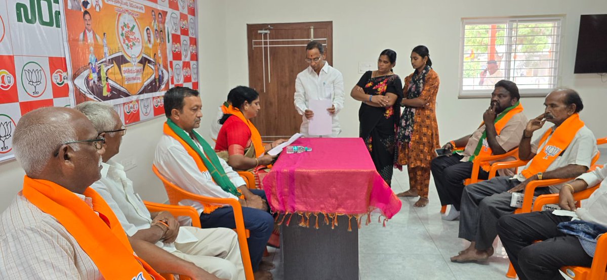 BJP4Andhra's tweet photo. పశ్చిమ గోదావరి జిల్లా భీమవరం పార్టీ కార్యాలయంలో జనతా వారధి కార్యక్రమంలో భాగంగా వివిధ ప్రాంతాల నుంచి వచ్చిన ప్రజలు తమ సమస్యలను బిజెపి నాయకుల దృష్టికి తీసుకువచ్చారు. ఈ సందర్భంగా వారి నుంచి అర్జీలు స్వీకరించి వాటిని సంబంధిత అధికారులతో సమన్వయం చేసి పరిష్కరించేందుకు కృషి చేస్తామని హామీ ఇచ్చారు.

#JanataVaradhi