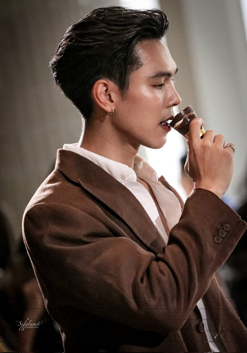 boredthebest's tweet photo. ไม่รู้ว่าพี่ตรีกับช็อคโกแลต อันไหนเข้มส์กว่ากันคะ 🤔🤟🏻

#ตรีภรภัทร #treporapat https://t.co/zscLvVROon