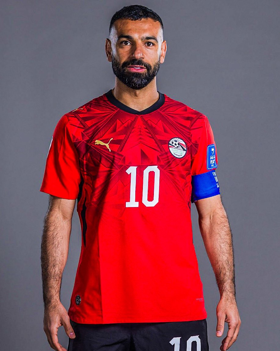 eurofootcom's tweet photo. 🚨🇪🇬 𝐁𝐑𝐄𝐀𝐊𝐈𝐍𝐆 | Beşiktaş have made their first offer to Mohamed Salah (34). The player wanted an annual salary of €15m, but lowered his salary expectations in order to join the Turkish club. 💰 

Salah's lawyer has arrived in Istanbul, reports @yagosabuncuoglu. ✈️⚫️⚪️ https://t.co/a0R5DMrts8