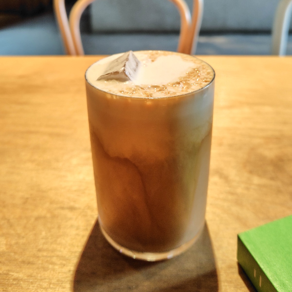 Goto_1965's tweet photo. #ブルーボトルコーヒー の京都カフェで
#ノラコールドフォーム をいただきました
お店の作りがめっちゃ好きです！ https://t.co/cH7OYxpijp