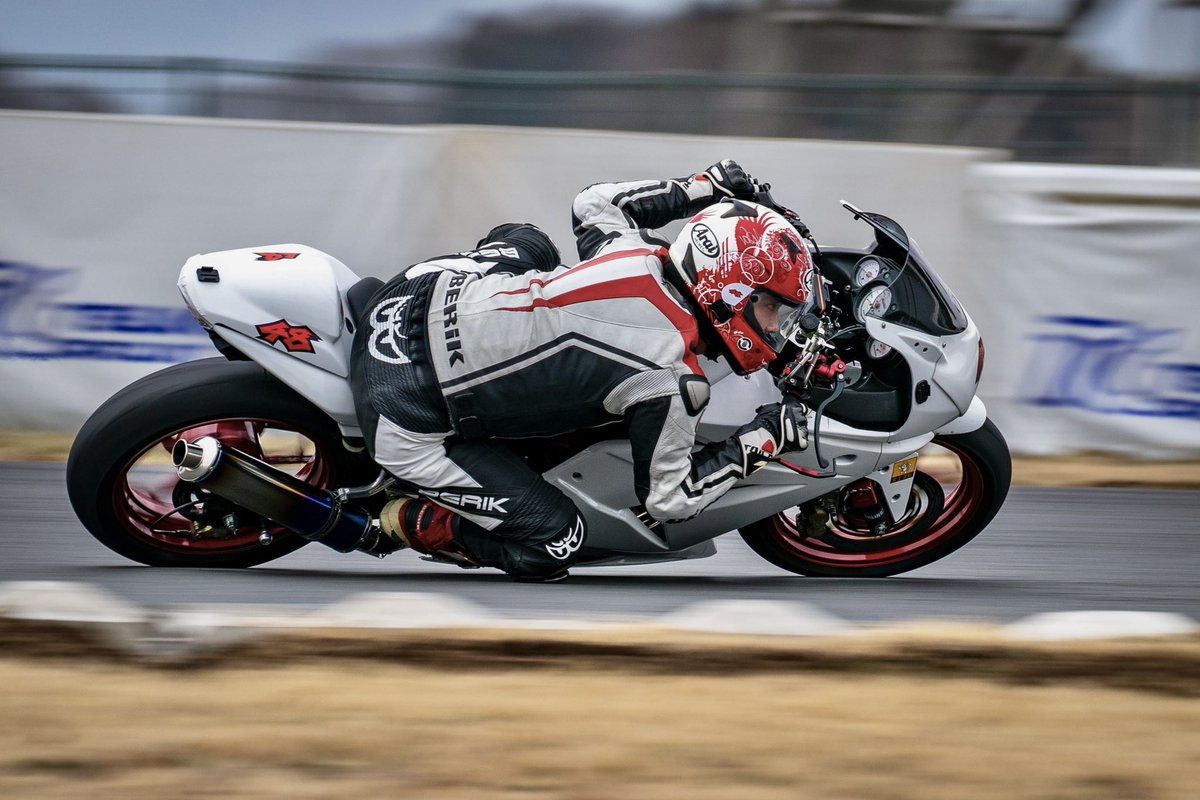 kent_ohlins's tweet photo. 理想と現実
どうやったらこんなにバイクから身体落とせるんだ？
落ちるだろ普通に https://t.co/UzY0Cf7ila