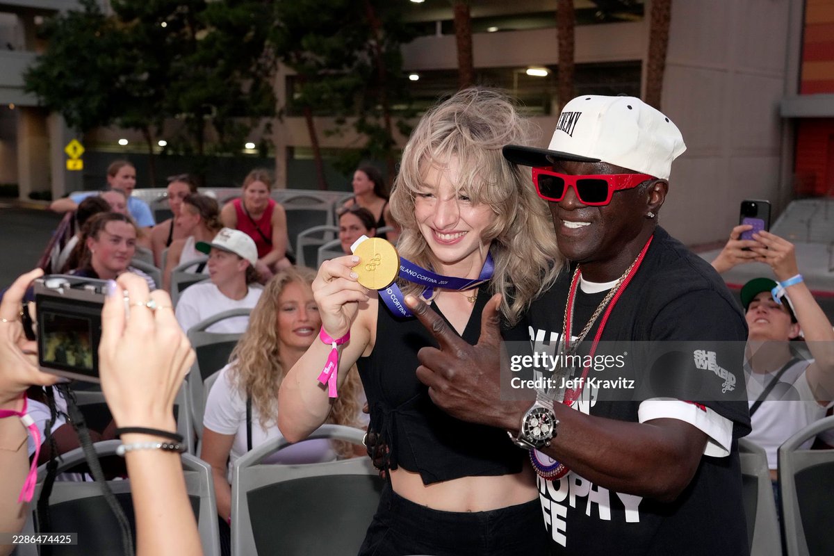 thebladeangels's tweet photo. Amber Glenn and Flavor Flav pose for a photo during the parade on the Las Vegas Strip at Flavor Flav’s SheWeekend ✨
📷: Jeff Kravit | Getty Images
#amberglenn #figureskating #sheweekend #iceskating #teamusa https://t.co/C7pZxJum7J