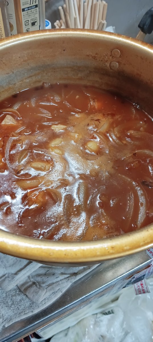 retoro_kitchen's tweet photo. 今日の晩ごはんセットです（笑） 仕込みのライス、煮込んだソース、ふわ卵、そして完成形のオムハヤシ。 全部揃ってしまったので出します。 反則だけど許してねぇ〜（笑） https://t.co/kvZEWKrUBV
