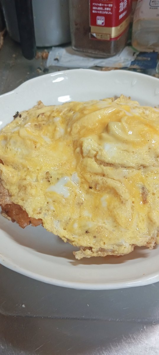 retoro_kitchen's tweet photo. 今日の晩ごはんセットです（笑） 仕込みのライス、煮込んだソース、ふわ卵、そして完成形のオムハヤシ。 全部揃ってしまったので出します。 反則だけど許してねぇ〜（笑） https://t.co/kvZEWKrUBV