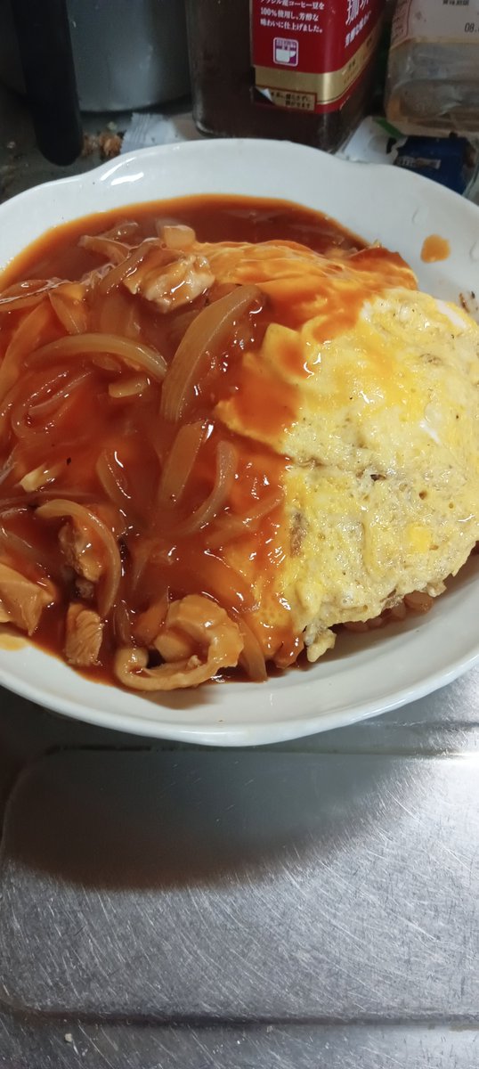 retoro_kitchen's tweet photo. 今日の晩ごはんセットです（笑） 仕込みのライス、煮込んだソース、ふわ卵、そして完成形のオムハヤシ。 全部揃ってしまったので出します。 反則だけど許してねぇ〜（笑） https://t.co/kvZEWKrUBV