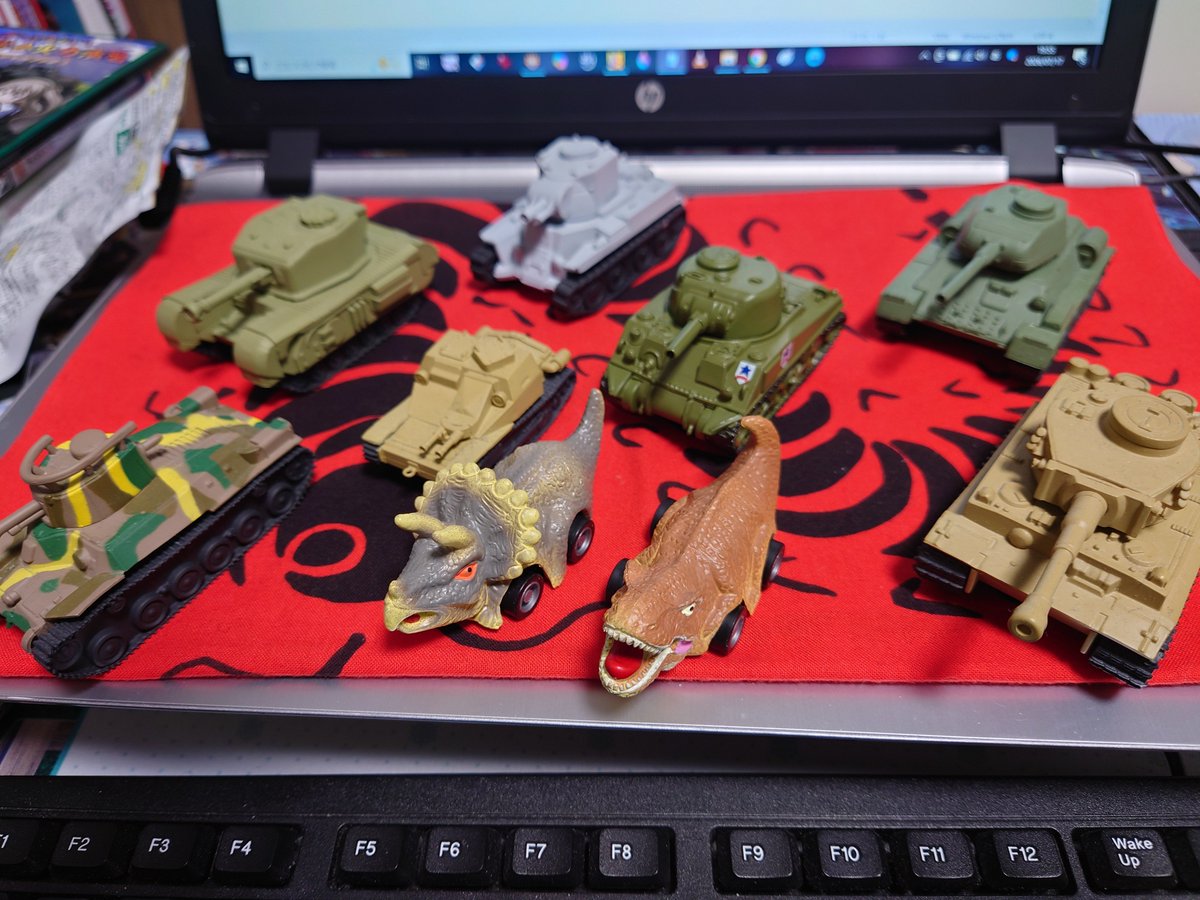 TWITCH_ALLELENA's tweet photo. くらげるげさんにセリアにあると教えていただき、3軒目でようやく発見に至りました!!
ちょっとシュールで可愛い!!

…あとなんかすげえ強そう。
ガルパン劇場版で他校と一緒に参戦して来たら、たいして苦戦せずに大学選抜チームに勝ちそうではある。 https://t.co/D522Y6J5x8