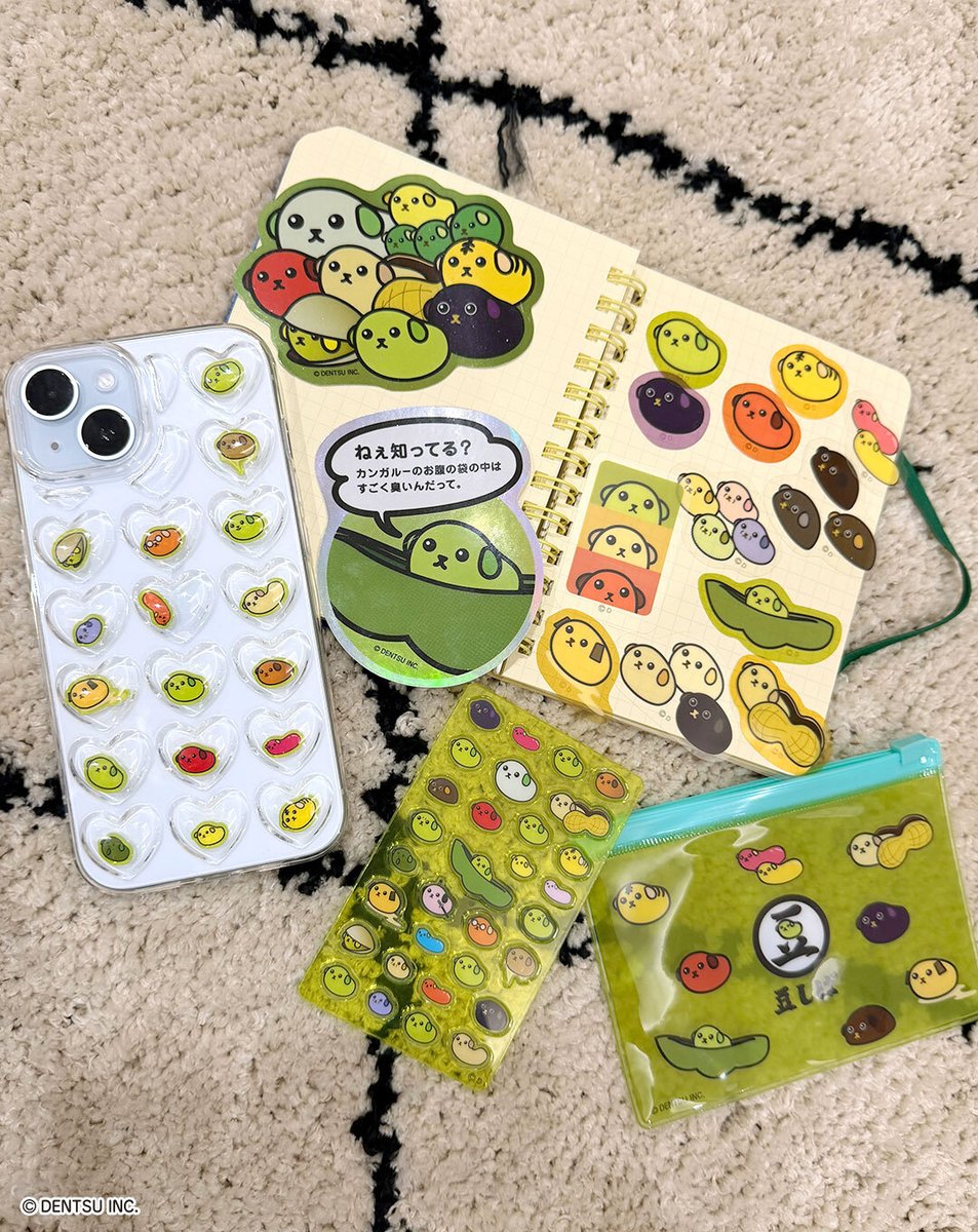 thankyoumart's tweet photo. ＼🌱7月24日(金)より店頭販売スタート🌱／

『#豆しば』サンキューマート限定アイテム💚🫘

日常に癒しと、“豆知識”をくれる(？)
ゆるくてかわいい全16アイテムが登場❕✨
もちろん全部390円(税込429円)だよ🏷️

🟢店頭販売：7月24日(金)～入荷順次
🟢WEB先行予約：好評受付中
https://t.co/q48FM9ceOL https://t.co/SrtPpHayqe