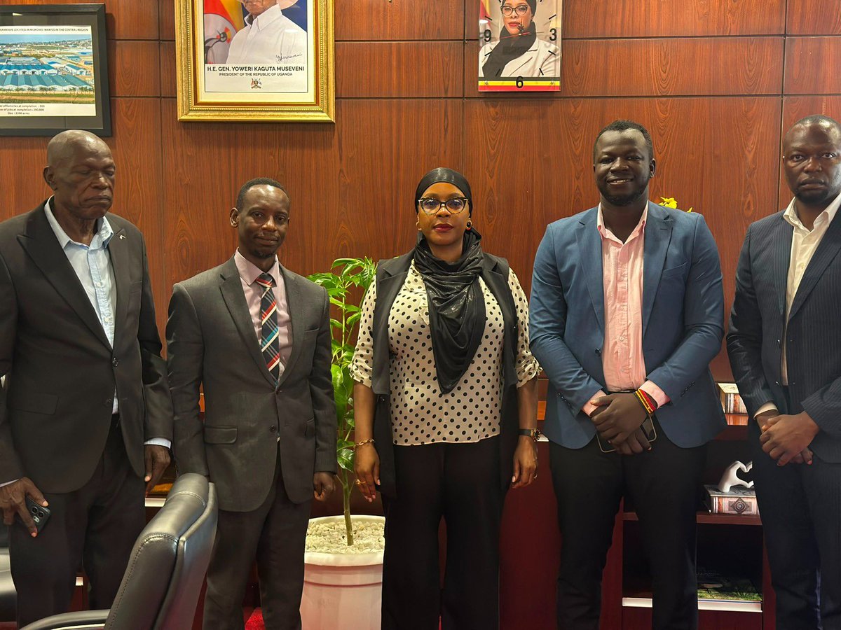 bwarumuri's tweet photo. JUST IN: Hon. @AminahMukalazi met with a delegation from **Sule Manufacturers Ltd**, a Tororo-based Ugandan company producing Pure Sunflower, Palm and Soya cooking oils, alongside bar, liquid, and powder soap in her journey of promoting local products. 
#LocalContentUg 
@AshilyUg https://t.co/36SETZ2x2L