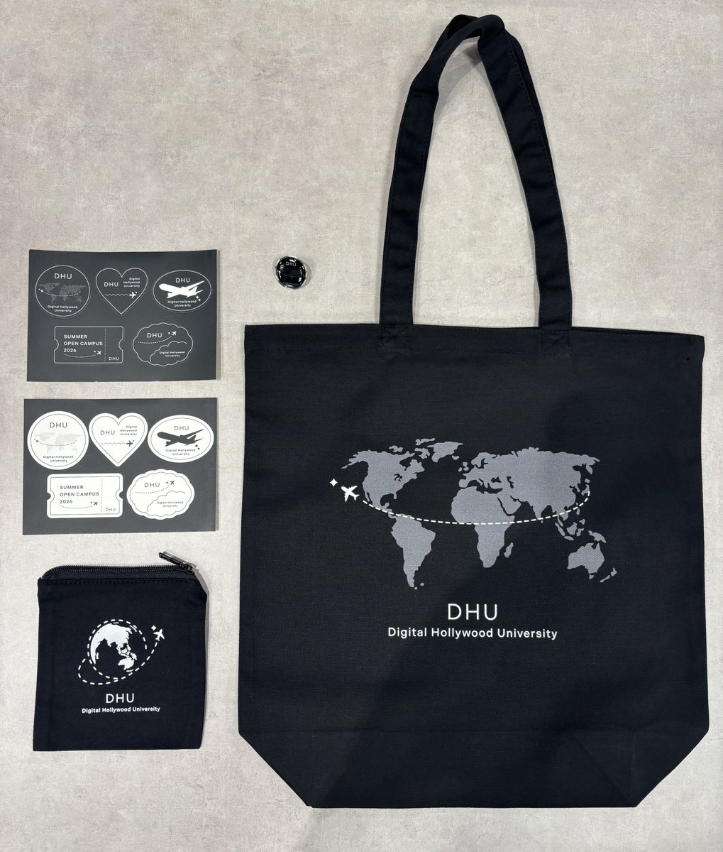 DHUniv's tweet photo. ／
7/19(日) 夏のオープンキャンパス
DHU初！オリジナルグッズを販売します🖤
＼

・ステッカー
・ピンズ
・ポーチ
・トートバッグ

この日、この場所でしか手に入らない、
夏のオープンキャンパス限定グッズです✨

ご来場の記念に、ぜひ物販ブースにもお立ち寄りください✈️

※お支払いはPayPayのみです。