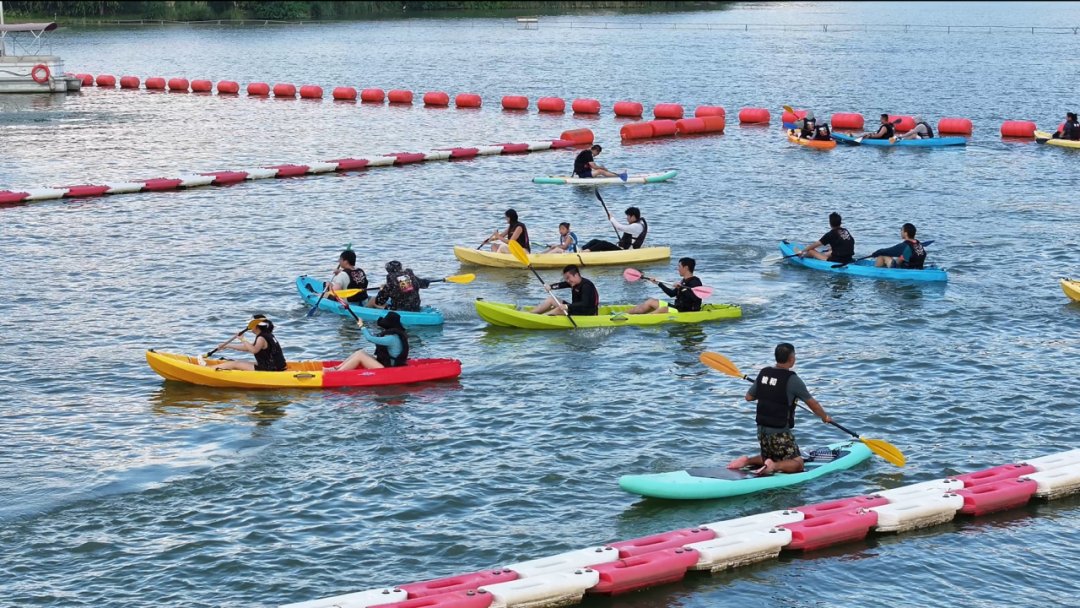 hangzhoufeel's tweet photo. 💦 Looking for the ultimate water escape this summer? Xianghu Lake has you covered — with more ways to cool off than you can imagine!  

From the 9,200㎡ indoor water park at Senbo to the secret creek hideaway of Luyesenge, and from BASE4 Sunset Pier to kayaking, jet karts, sandy beaches, and even driverless smart boats… Plus, take a romantic lotus-picking boat ride or a night cruise under the stars.  

Which water adventure calls your name? 

#Lake #SummerVibes #VisitHangzhou #WaterFun #Paddleboarding #NightCruise