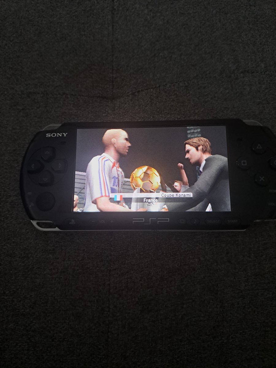 JMA_Drek's tweet photo. La France 🇫🇷 remporte la Coupe Konami 

✅️ 3-2 🇰🇷 Corée du Sud
✅️ 4-0 🇧🇷 Brésil 
✅️ 1-0 🇳🇱 Pays Bas
✅️ 2-1 🇮🇹 Italie 

#ProEvolutionSoccer6 #PES6 #PSP https://t.co/bNFT7cFsYd