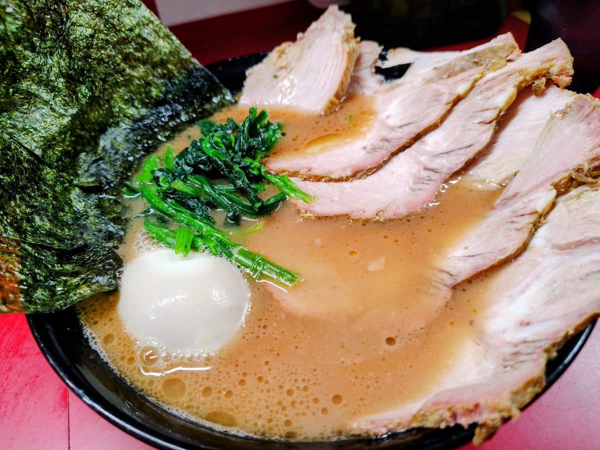 nobuhiro5540's tweet photo. 千歳烏山の武蔵家さんで「チャーシュー麺」😉14周年ラーメン食べられなく…😢久しぶりの来店！今日は焼豚チャーシュー✨️濃厚豚骨スープに太麺が絡みめっちゃおいしいかったです（味玉ありがとうございます）😋✌＃千歳烏山 #千歳烏山武蔵家  #家系ラーメン ＃ラーメン https://t.co/z80p8IzqJZ