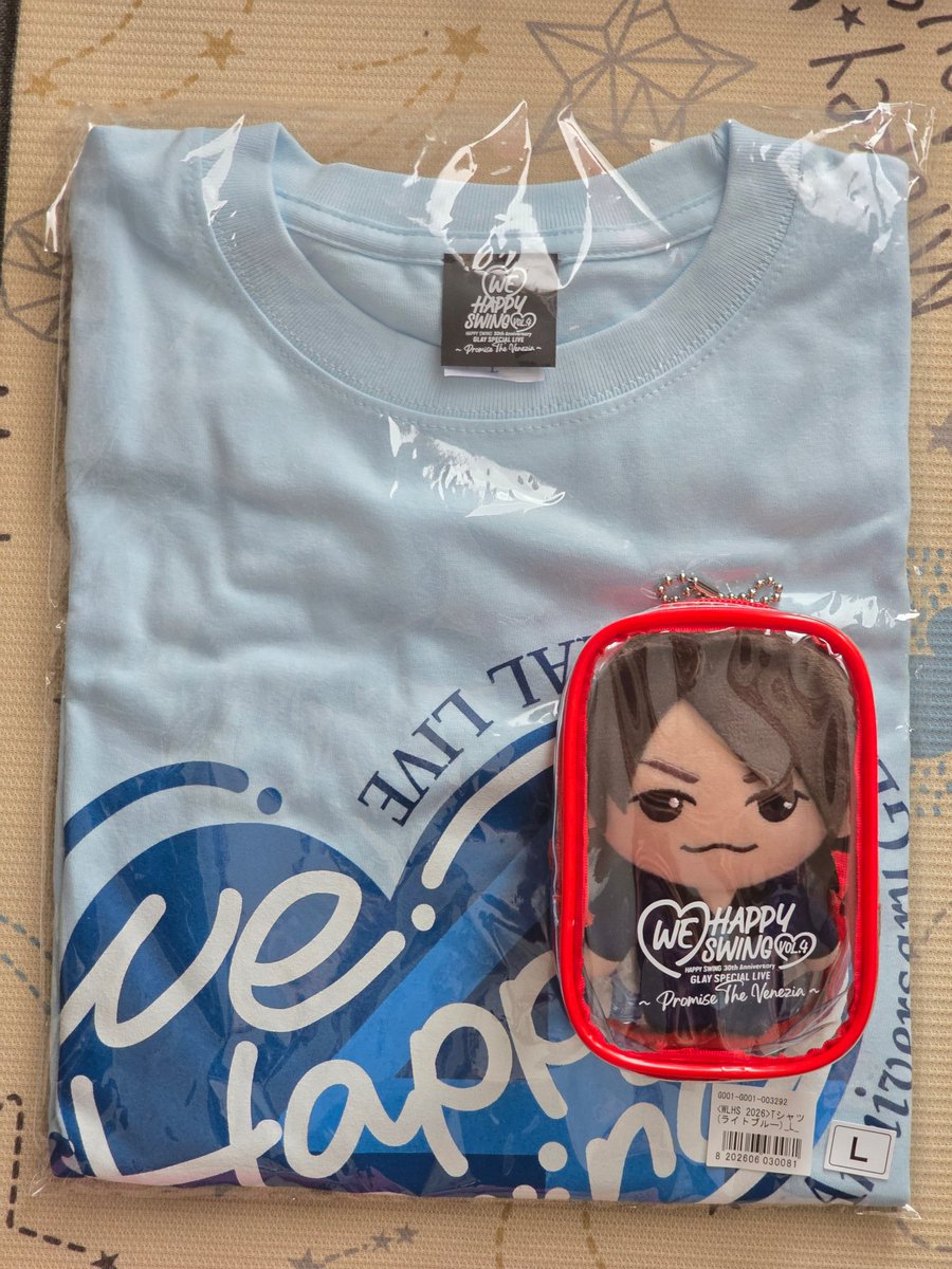 xcarinx's tweet photo. 我が家に初めてのてるぬい、やって来たよ〜！
（今回はぬいとTシャツのみ購入）
ポーチ付きなのめちゃいいよね。
私の他の推しとご対面したけど、さすがタースー、存在感やばし笑 https://t.co/OwNn7V8ZoT