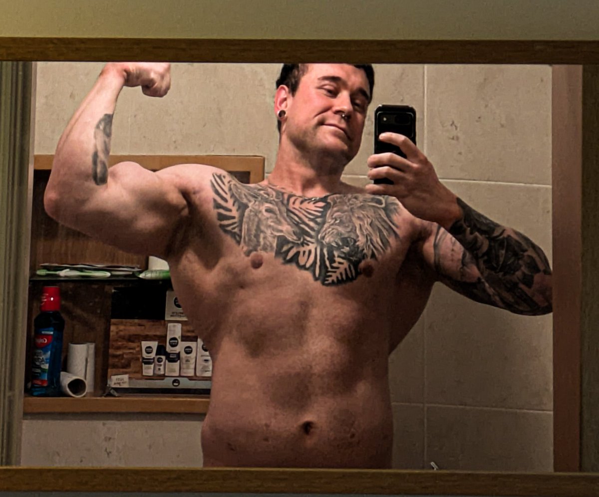 GrowingPhe2's tweet photo. At that horrible point right at the start of a cut where lack of carbs deflates your muscles and not much fat has come off yet, but we tryna be brave 🙃 https://t.co/BrEOSdcup7