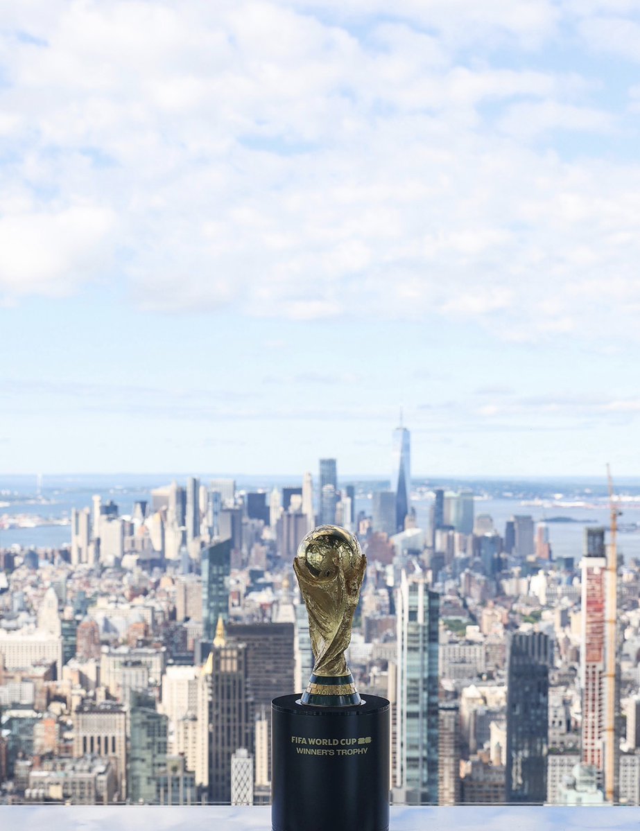 forcabarca_ar's tweet photo. كأس العالم في سماء نيويورك 😍🏆 https://t.co/xrLd3VyAB0