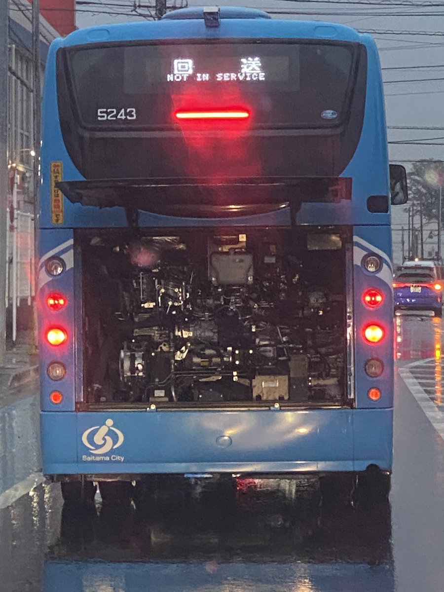 nunnun341's tweet photo. お疲れ様です🍵
先程、仕事終わって
帰宅してたら
なんと‼️
前のバス🚌💨の
後ろがこんな感じ😱😱😱
どんだけ〜☝️
驚き～Σ(　 Д )ﻌﻌﻌﻌ⊙ ⊙
閉め忘れだと思うけど💦
ワザと？？？
暑いからかな？
わかんないけど
ぬんぬん何度も見直したよ😂𐤔𐤔
ちょい不思議だから投稿しました。
 #バス #驚き #どんだけ〜 #驚き #閉め忘れ #暑いからかな #不思議