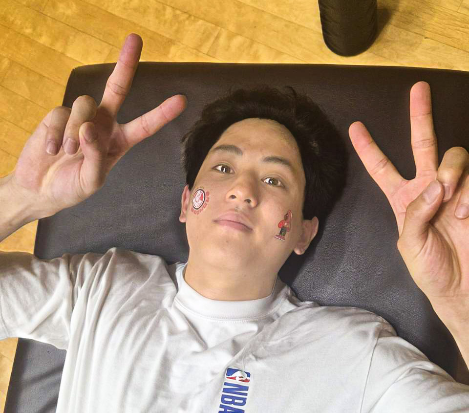 saitamabroncos's tweet photo. 【🎈限定グッズ 配布開始します✨】

今後のイベントでは、公式LINEに登録してくれた方限定で「特製フェイスシール＆風船」をプレゼント予定！

そして...早速！
明日のバスケットボールイベントから配布スタートです🏇
ぜひゲットしに来てくださいね👀

（シールで遊ぶ選手たちの様子をお届け…👇） https://t.co/0falUHqwn9