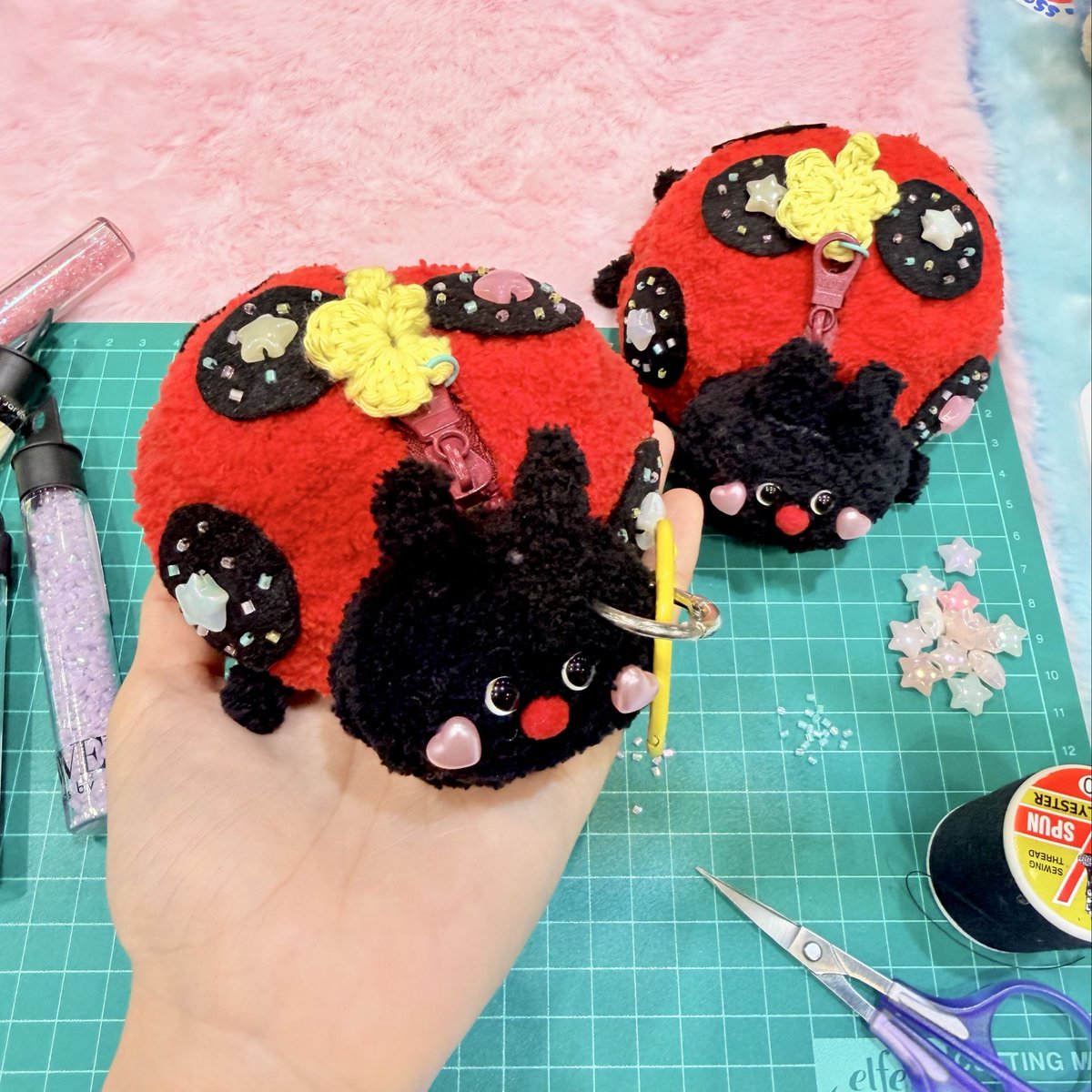 AppleBear_craft's tweet photo. งานใหม่? ปีที่เเล้วออกเเบบงานไว้เยอะมากๆ
ขอแวะฝากน้องเต่าทองอ้วนเต่งอีกคนด้วยฮะ🫶🏻

🐞🍀พวงกุญแจกระเป๋าน้องเต่าทองจัมโบ้
 จุของได้เยอะ รับประกันความอวบอ้วนเต่งทุกตัว
 ตัวกระเป๋าหนาเเน่น ถักด้วยไหมพรมหนาสองเส้น (มีซิปรูด+ห้อยพวงกุญแจได้)👇🏻จิ้มลิ้งค์ได้เยย~

https://t.co/F4txQmbJo0 https://t.co/oYktmi8KDI