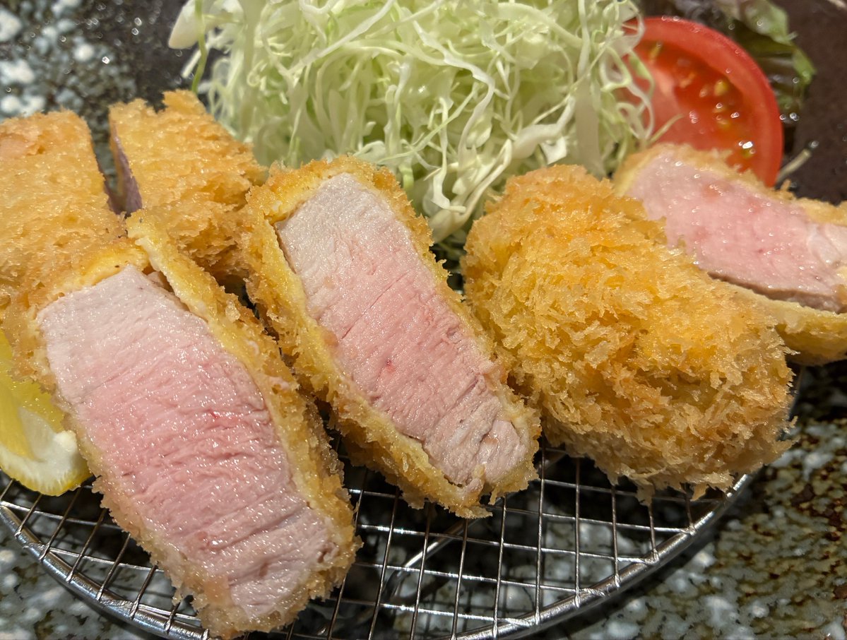 misojiyuu's tweet photo. 【報告】
生まれて初めて、塩でトンカツを食べました。
豚の甘みをしっかりと美味しく感じられて
私も大人になったんだなぁ、と感動しました。
次はソースをビチャビチャにかけて食います。 https://t.co/qSWnQQwVP4