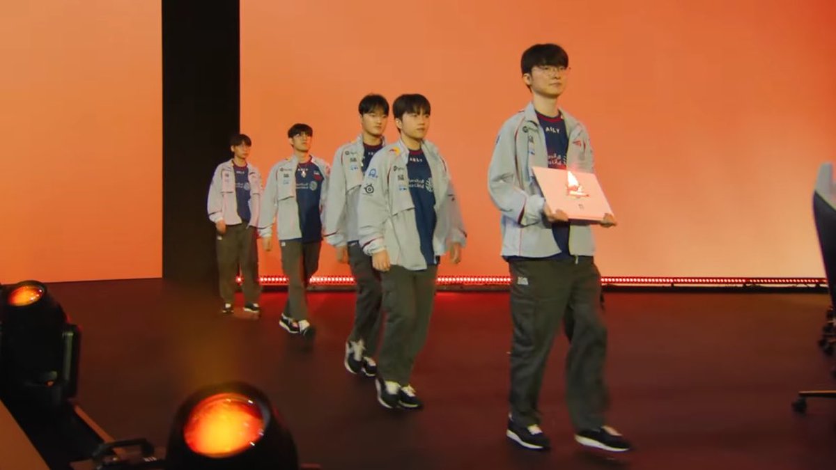 ikspaced's tweet photo. please be happy T1, enjoy the game, play with confidence &amp; show what you’ve worked so hard for. dofpk fighting!! #T1WIN 🤍✨🍀 https://t.co/wjc5UtlQiS