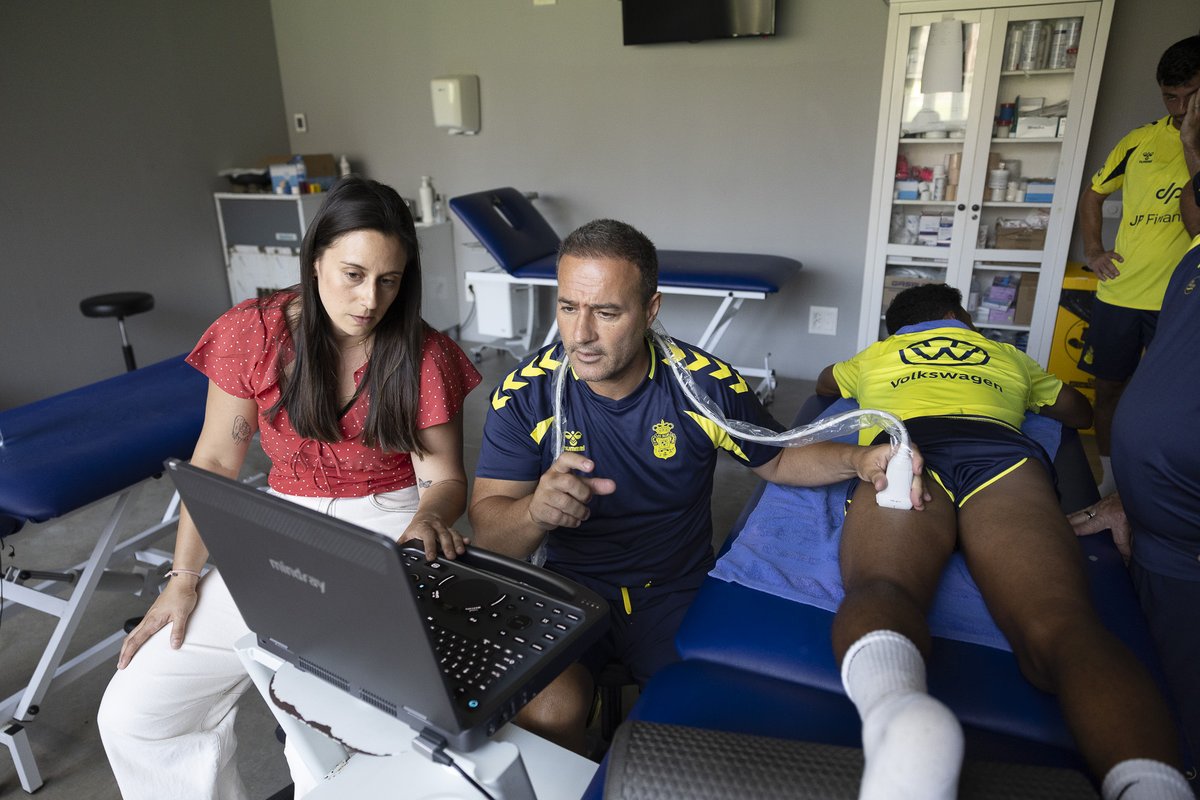 UDLP_Oficial's tweet photo. Prepararnos al máximo también significa cuidar cada detalle 💛💙

Nuestro agradecimiento a ACJ S.A.U. por dotar a nuestro servicio médico del equipamiento que nos acompañará durante la pretemporada en Marbella, fundamental para la prevención de lesiones y el seguimiento del estado físico de nuestros jugadores. 

#SienteLaUnión #LaUniónHaceLasPalmas